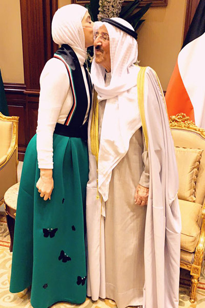 اضغط لمشاهدة الصور: أمير الكويت يستقبل محاربة السرطان شيماء العيدي